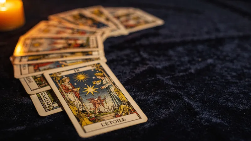 Tarocchi di Marsiglia su velluto scuro
